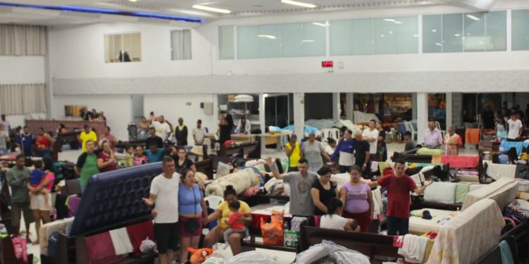 Fe en medio de la tragedia: víctimas de las inundaciones en Brasil encuentran esperanza Fe en medio de la tragedia: víctimas de las inundaciones en Brasil encuentran esperanza