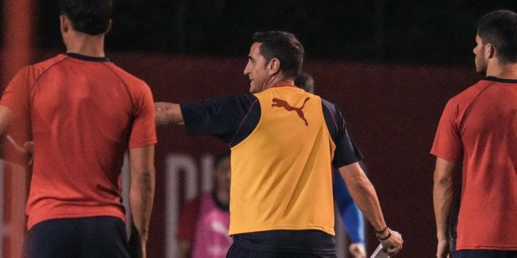 Manolo Jiménez prepara la estrategia para el superclásico ante Olimpia