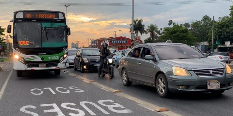 Viceministro insta al diálogo y rechaza paro de buses como medida de presión Viceministro insta al diálogo y rechaza paro de buses como medida de presión