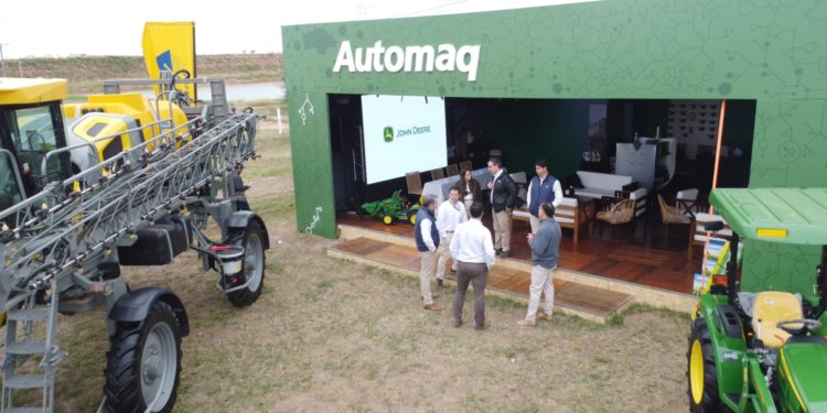 Automaq – JOHN DEERE y Nuestro Suelo: Firman acuerdo en Expo Agropecuaria