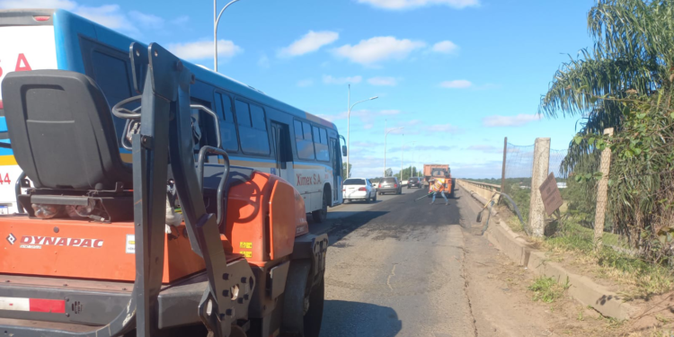 Inició la regularización asfáltica del puente Remanso