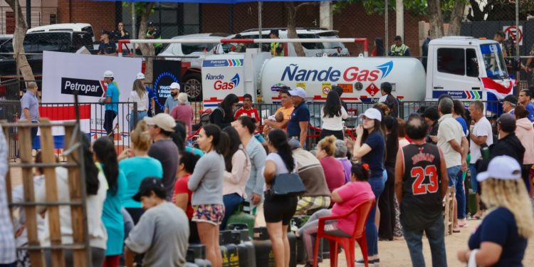 Cerca de 6.500 familias de todo el país se han beneficiado del servicio “Ñande Gas” Cerca de 6.500 familias de todo el país se han beneficiado del servicio “Ñande Gas”