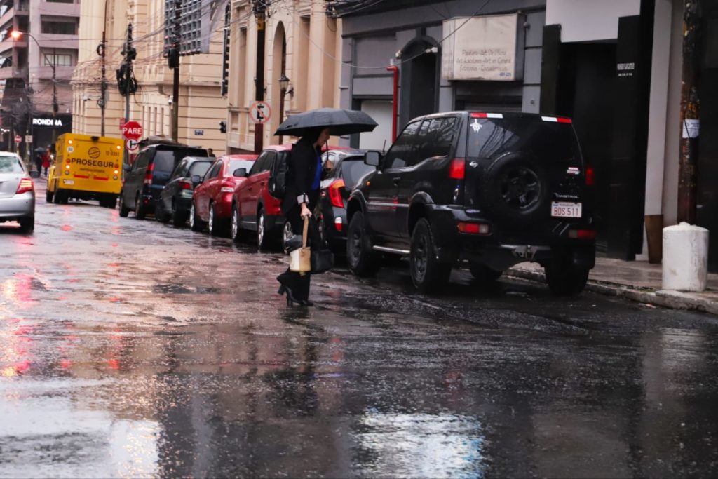 Jueves con lluvias y tormentas Jueves con lluvias y tormentas