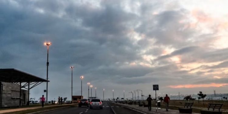 Jueves fresco con vientos del sur y lluvias dispersas