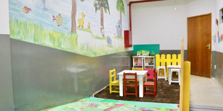 Con juguetes y juegos equipan sala de espera del Centro de Especialidades de PJC