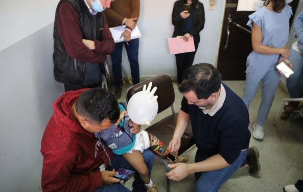 Pequeño usuario de la SENADIS accede a producto de apoyo crucial para su rehabilitación