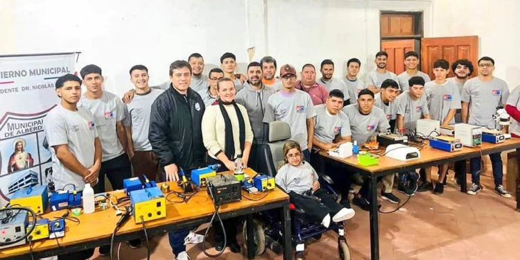 Jóvenes participan de cursos otorgados por el SINAFOCAL en Alberdi