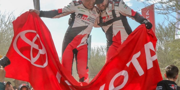 Alejandro Galanti agiganta su leyenda con un nuevo título en el Transchaco Rally