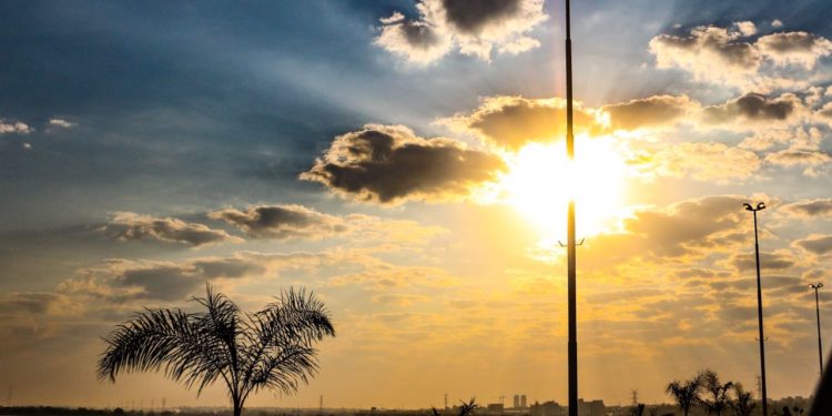 Miércoles caluroso con lluvias y ocasionales tormentas eléctricas