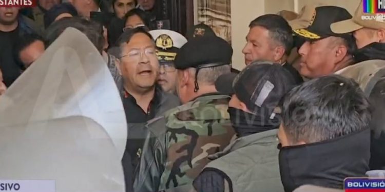 Intento de Golpe de Estado en Bolivia fue aplacado y el Gral. Zúñiga detenido Intento de Golpe de Estado en Bolivia fue aplacado y el Gral. Zúñiga detenido