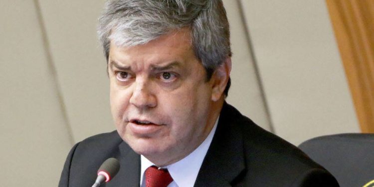 Ministro del Interior Enrique Riera promete aumentos de salarios y bonificaciones a Policías