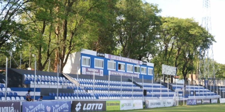 Olimpia trabaja en el césped del estadio Luis Salinas para recibir a Sportivo Trinidense Olimpia trabaja en el césped del estadio Luis Salinas para recibir a Sportivo Trinidense