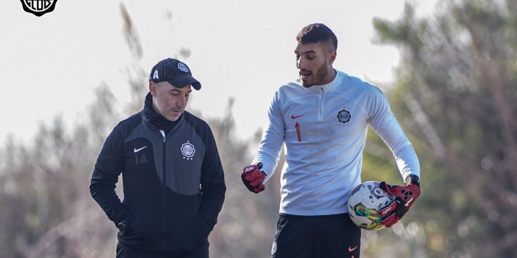 Olimpia enfrenta la prohibición de fichar y trabaja para subsanar su gran pasivo