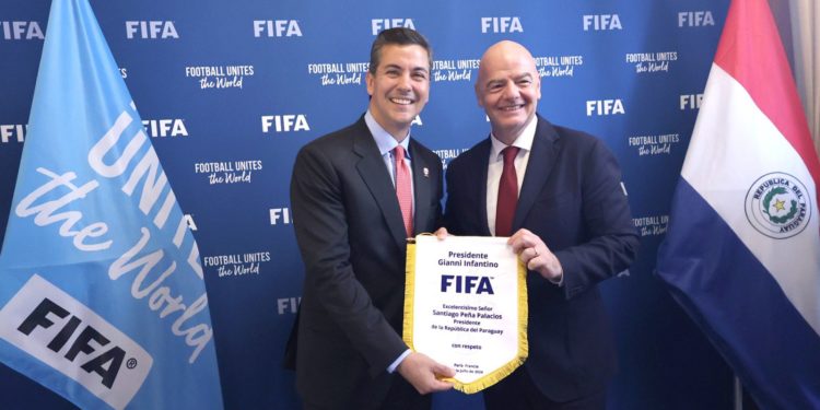 Santiago Peña y Gianni Infantino dialogan sobre los preparativos del Mundial 2030