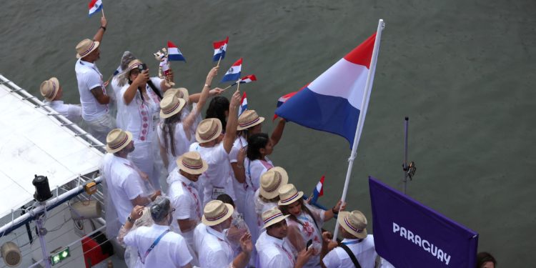 Desfile del “Team Paraguay” brilla en el Río Sena en los Juegos Olímpicos de París 2024