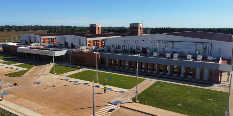 Nuevo Hospital General de Coronel Oviedo, a poco de su habilitación.