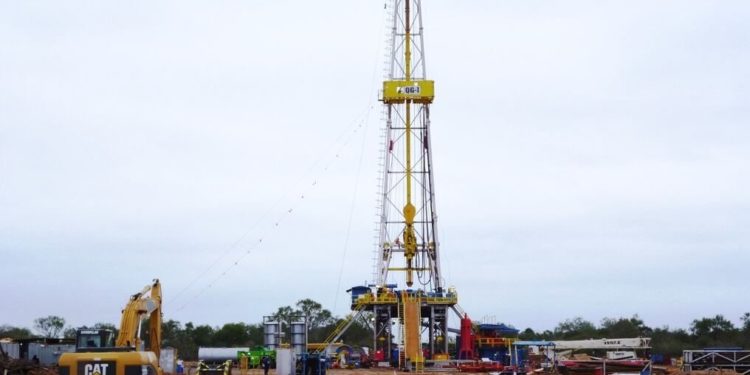 Hay que lograr inversiones para despertar el sector de minería e hidrocarburos.