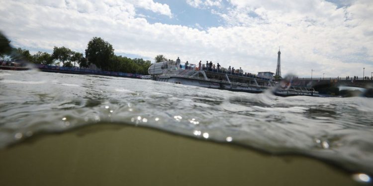Aguas contaminadas del Río Sena fuerzan aplazamiento del Triatlón Olímpico en París