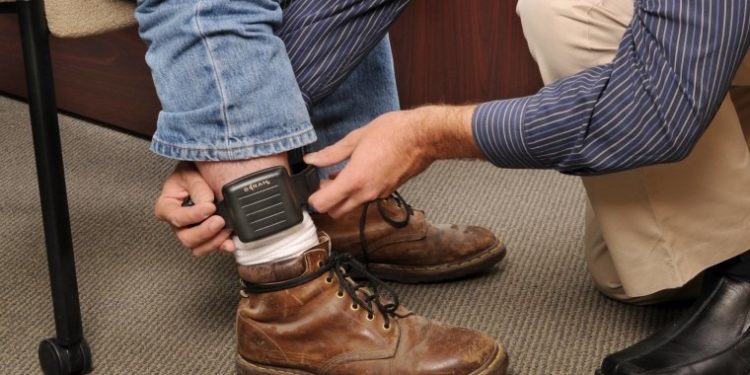 Ministro del Interior Enrique Riera aborda la implementación y licitación de las tobilleras electrónicas