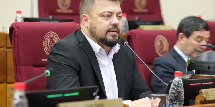 Colyn Soroka critica cambio de tarifas para criptominería en Paraguay