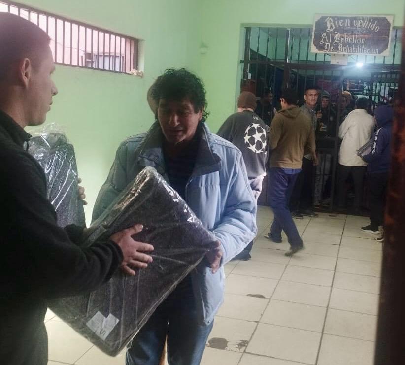 Penitenciaría de Concepción distribuye frazadas a internos vulnerables ante intenso frío