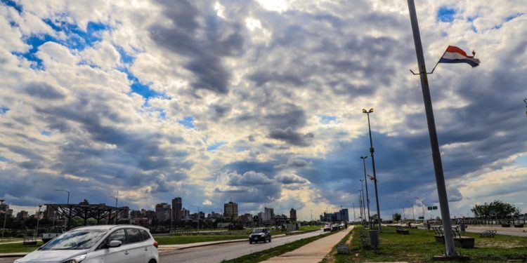 Jueves con clima caluroso, cielo parcialmente nublado y vientos variables