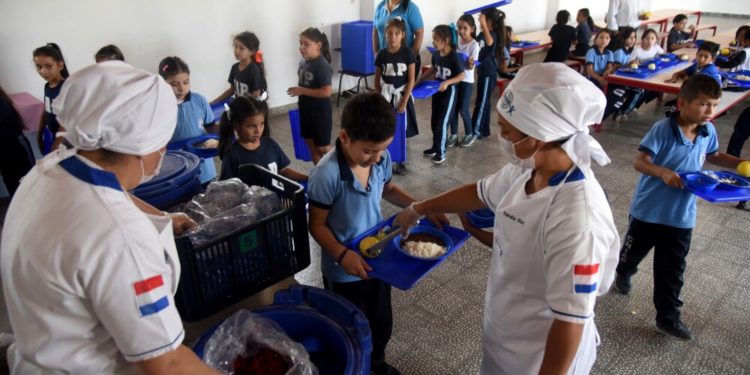 Ministro de Educación destaca el potencial del programa «Hambre Cero» para mejorar la educación en Paraguay