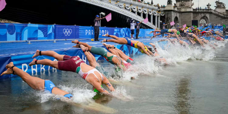 Atletas lusos sufren posible infección gastrointestinal tras nadar en el Sena Atletas lusos sufren posible infección gastrointestinal tras nadar en el Sena