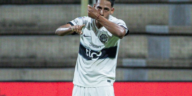 Debut agridulce para Hugo Adrián Benítez: Gol y fractura de nariz