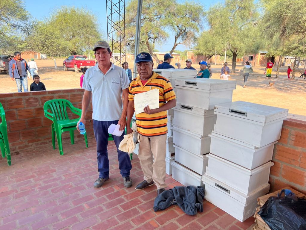 Instruyen a comunidades indígenas de la cuenca del río Pilcomayo en apicultura
