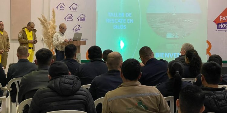 Cuerpo de Bomberos Voluntarios del Chaco reciben herramientas de combate en capacitación especializada Cuerpo de Bomberos Voluntarios del Chaco reciben herramientas de combate en capacitación especializada
