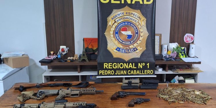 Senad desmantela arsenal de armas y detiene a tres personas en Amambay Senad desmantela arsenal de armas y detiene a tres personas en Amambay