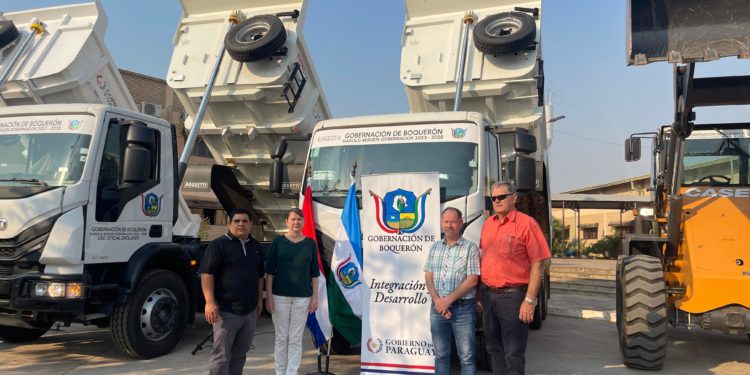 Presentan en Boquerón las maquinarias recibidas para mejorar los caminos en el departamento Presentan en Boquerón las maquinarias recibidas para mejorar los caminos en el departamento