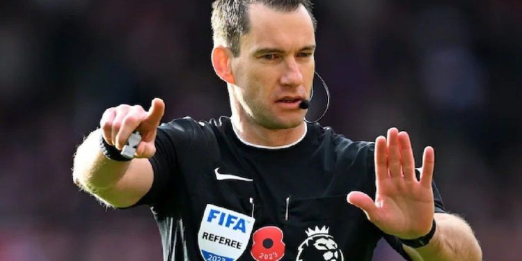 Llamativa propuesta en la Premier: Árbitros deberán revelar de que equipos son hinchas