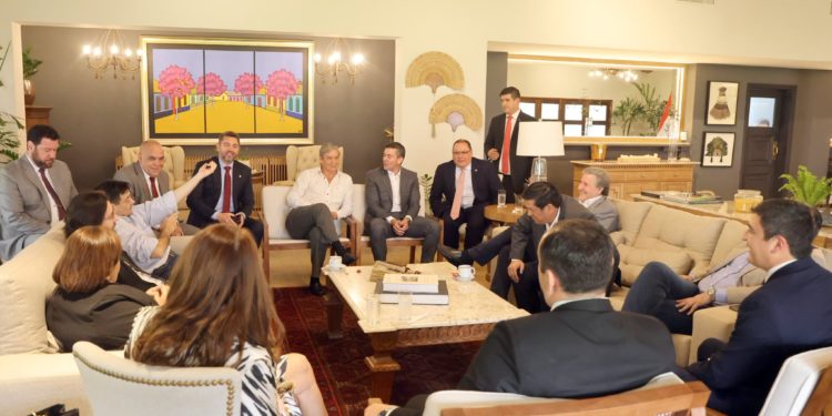 Senadores de todas las bancadas se reunieron con el presidente Santiago Peña