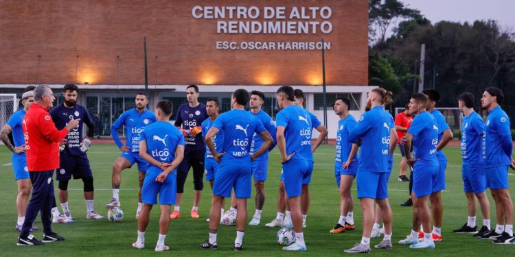 Gustavo Alfaro dirige sus primeras prácticas con la Albirroja y realiza un ajuste en la convocatoria