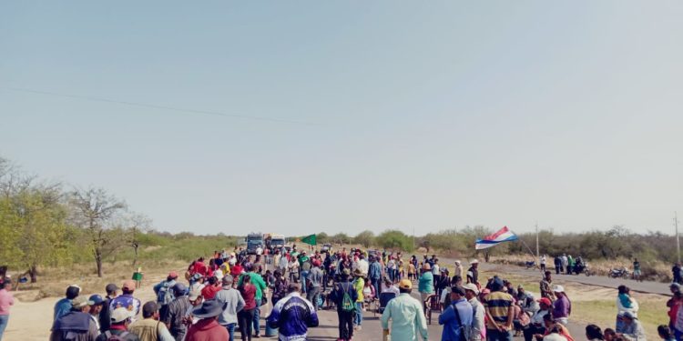 Comunidad El Estribo bloquea ruta Transchaco en reclamo de agua y asistencia Comunidad El Estribo bloquea ruta Transchaco en reclamo de agua y asistencia