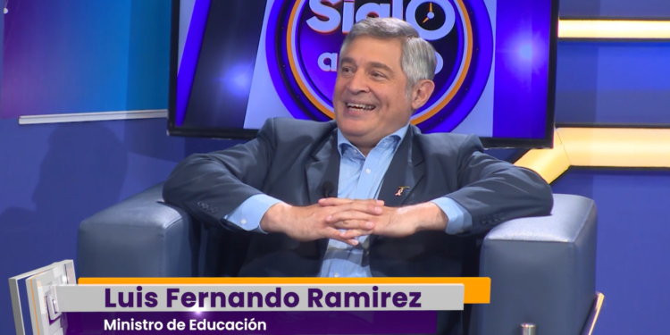Luis Ramírez expone la visión del gobierno para la educación en Paraguay en Siglo a Siglo