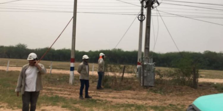 Presidente Hayes: Se encuentran realizando mejoras en el servicio eléctrico en comunidades Presidente Hayes: Se encuentran realizando mejoras en el servicio eléctrico en comunidades