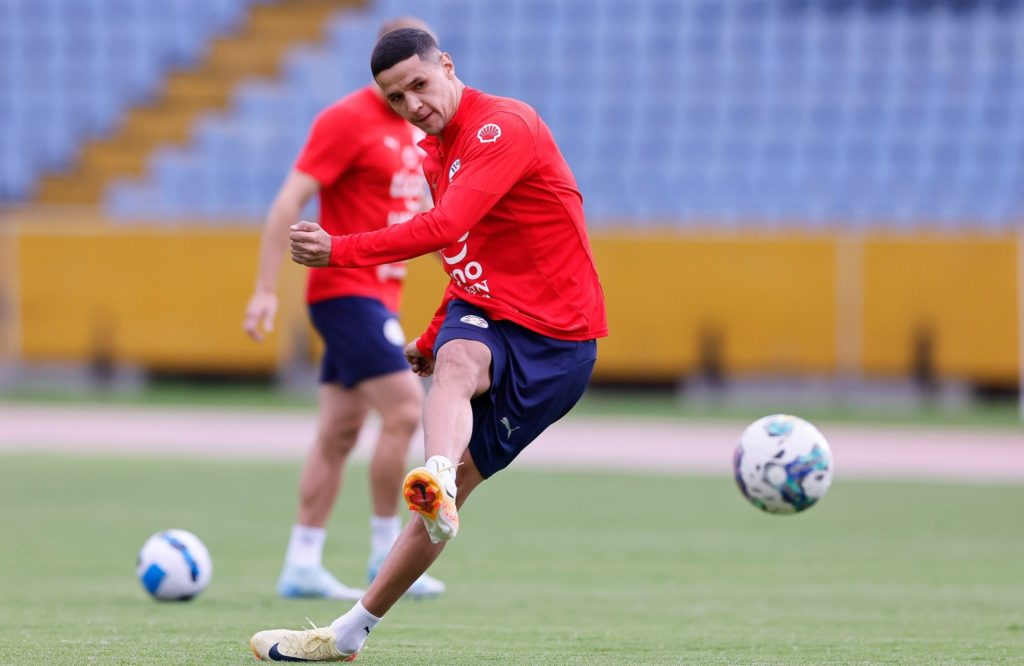 Gustavo Alfaro define equipo con tres centrales y apuesta ofensiva ante Ecuador