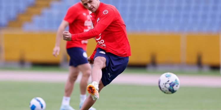 Gustavo Alfaro define equipo con tres centrales y apuesta ofensiva ante Ecuador