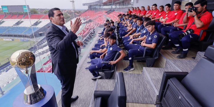 Tras su título sudamericano, la Albirroja Sub-15 fue homenajeada en el Defensores del Chaco Tras su título sudamericano, la Albirroja Sub-15 fue homenajeada en el Defensores del Chaco