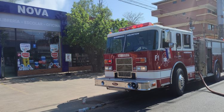 Incendio en depósito comercial: Trabajadores ilesos y bomberos controlaron el fuego a tiempo