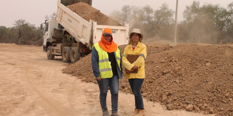 Mujeres también toman protagonismo en obras viales como el Corredor Bioceánico Mujeres también toman protagonismo en obras viales como el Corredor Bioceánico