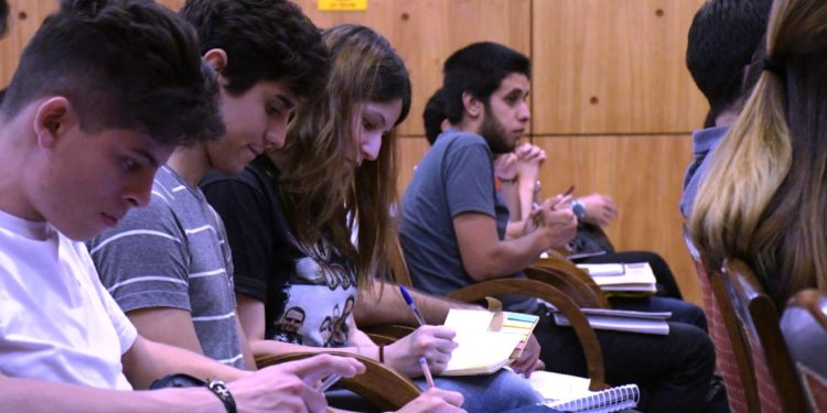 Estudiantes de Educación Superior de escasos recursos podrán acceder a becas