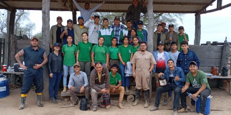Jóvenes recibieron formación en Inseminación Artificial en la Escuela Agrícola de Mariscal Estigarribia Jóvenes recibieron formación en Inseminación Artificial en la Escuela Agrícola de Mariscal Estigarribia