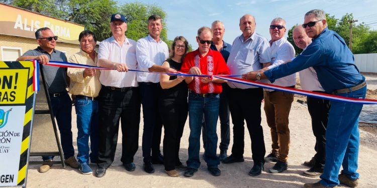 Iniciaron obra de desagüe pluvial y se inauguró otra calle con nuevo pavimento tipo empedrado en Loma Plata Iniciaron obra de desagüe pluvial y se inauguró otra calle con nuevo pavimento tipo empedrado en Loma Plata