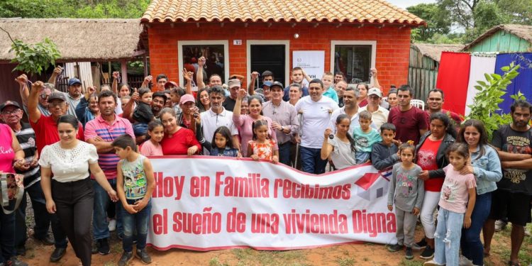 Gobierno entrega 67 nuevas viviendas en Caazapá y Buena Vista Gobierno entrega 67 nuevas viviendas en Caazapá y Buena Vista
