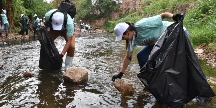 Recolectan 2.600 kilos de residuos del arroyo Mburicaó en maratón de limpieza “Ñamopotĩ”