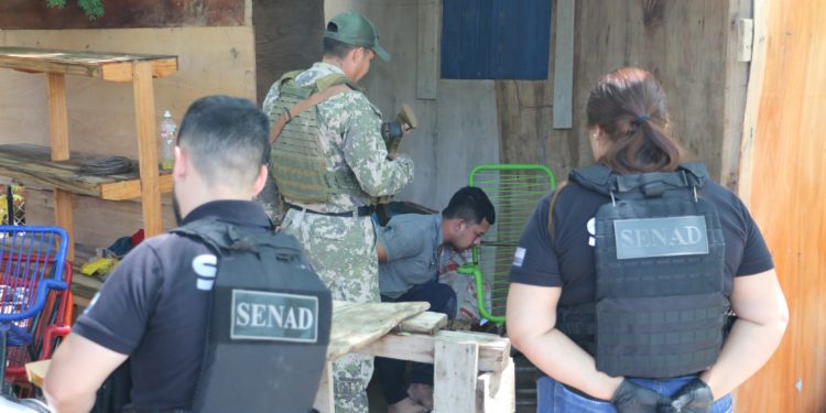 SENAD desmantela dos puntos de microtráfico en Nanawa y arrestan a dos jóvenes